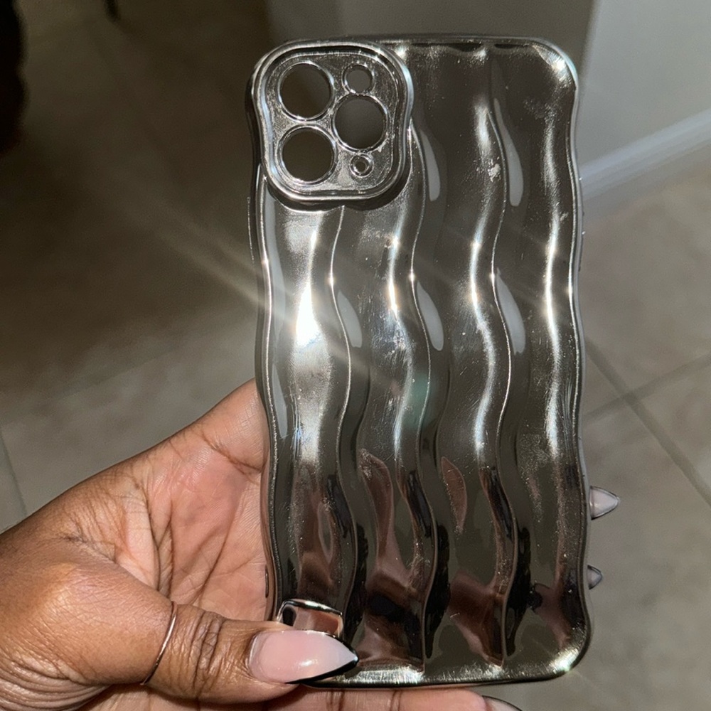 Silver wavy phone case